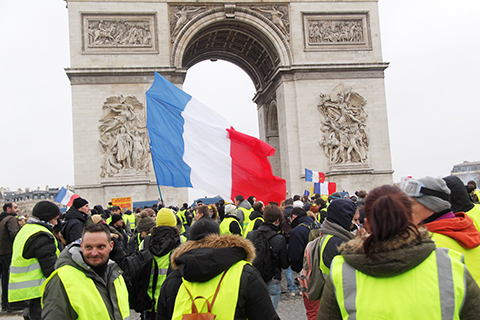 <b>法國「黃背心」八萬多人示威 爆警民衝</b>