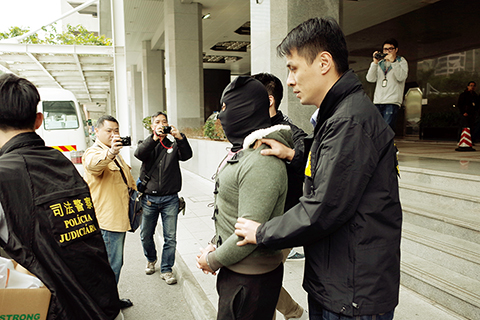 <b>涉名門世家兩私家車遭縱火案 港青受僱</b>