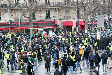 <b>巴黎示威活動繼續進行 參與人數有所減</b>