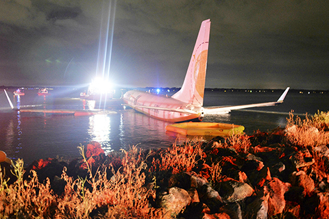 <b>波音737佛州降落滑入河21傷</b>