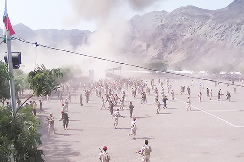 <b> 也門政府軍閱兵遭襲60死傷</b>