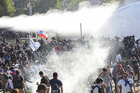 <b>智利首都暴力持續八人亡</b>