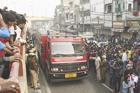 <b>印度工廠沖天大火43人葬火海</b>