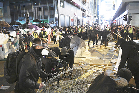 <b>暴徒堵路與警對峙 縱火燒法院僥倖未釀</b>