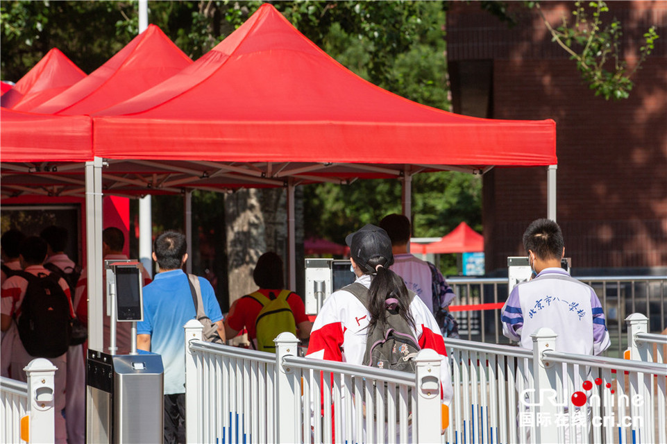 图片默认标题_fororder_9、2020全国高考今开启,1071万学子迎人生大考。图为考生步入考场。