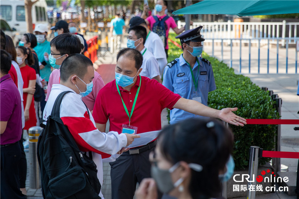 图片默认标题_fororder_6、2020全国高考今开启,1071万学子迎人生大考。图为考生步入考场。