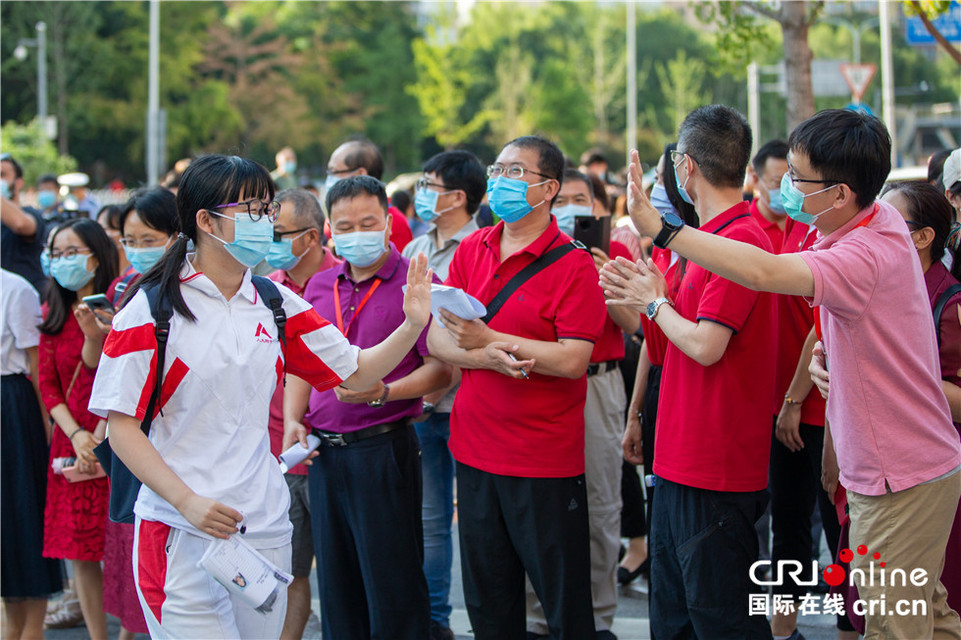 图片默认标题_fororder_2、2020全国高考今开启,1071万学子迎人生大考。图为陪考家长给考生加油鼓劲。