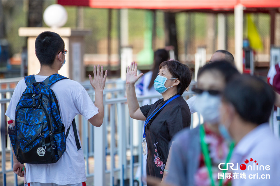 图片默认标题_fororder_3、2020全国高考今开启,1071万学子迎人生大考。图为陪考家长给考生加油鼓劲。