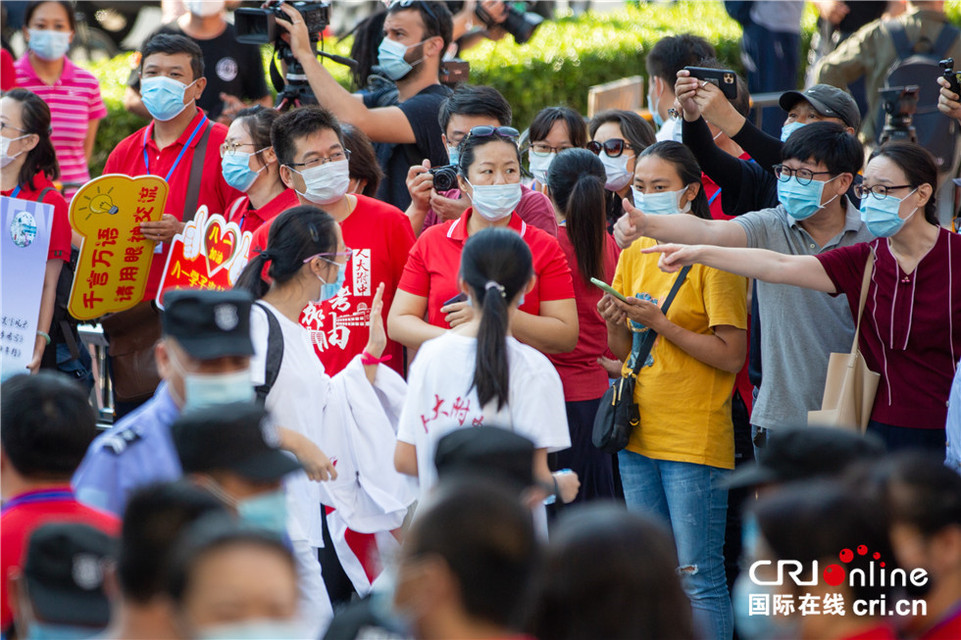 图片默认标题_fororder_1、2020全国高考今开启,1071万学子迎人生大考。图为陪考家长给考生加油鼓劲。