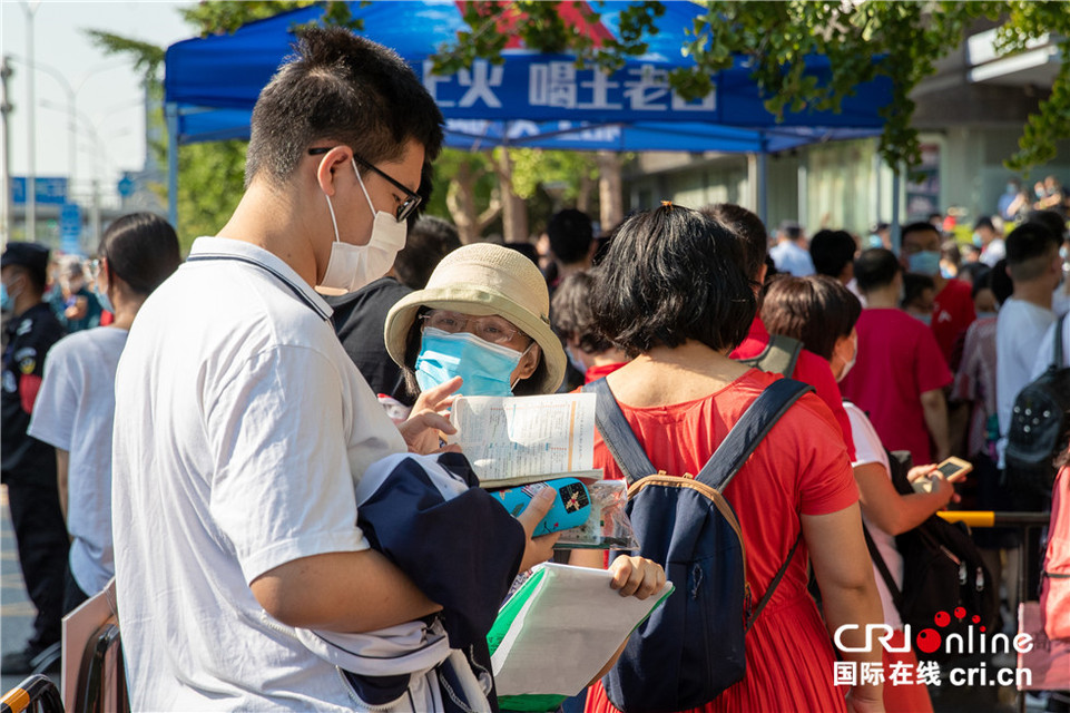 图片默认标题_fororder_4、2020全国高考今开启,1071万学子迎人生大考。图为考生抓紧一切时间复习。