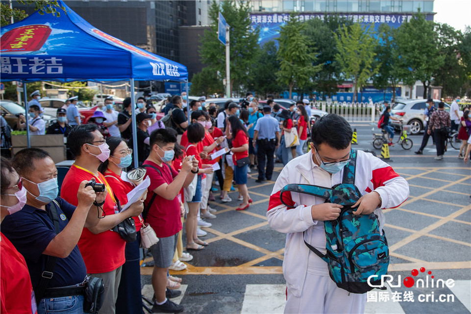 图片默认标题_fororder_7、2020全国高考今开启,1071万学子迎人生大考。图为考生步入考场。。