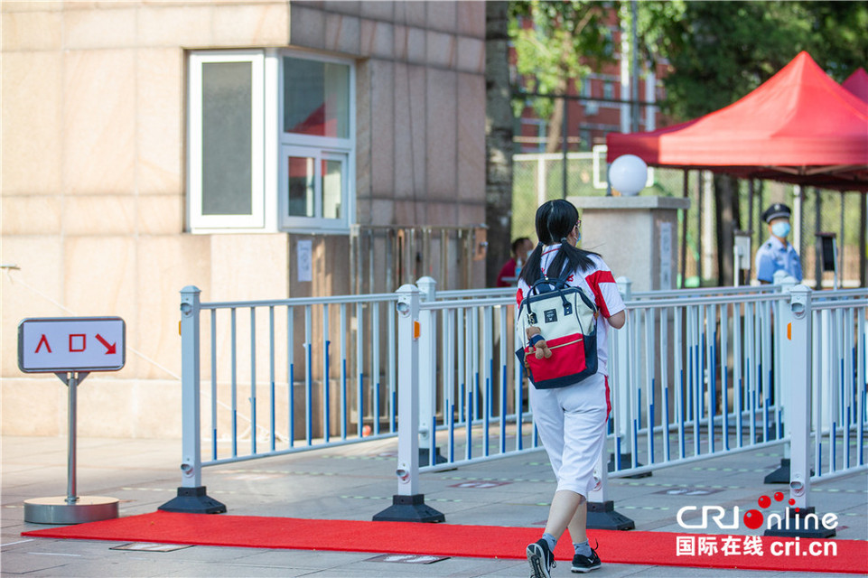 图片默认标题_fororder_8、2020全国高考今开启,1071万学子迎人生大考。图为考生步入考场。