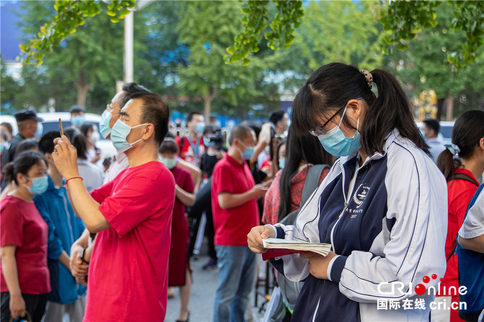 图片默认标题_fororder_5、2020全国高考今开启,1071万学子迎人生大考。图为考生抓紧一切时间复习。