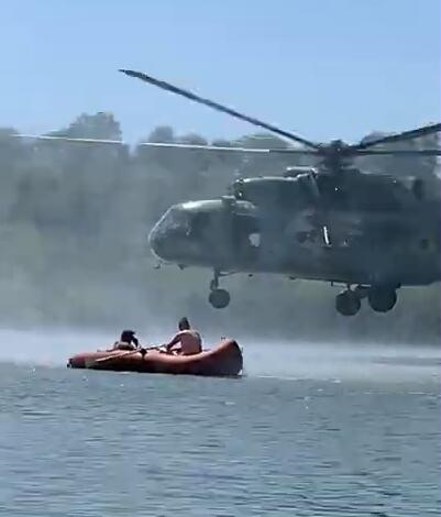 什么操作?乌克兰军用直升机突降沙滩浴场展开训练 游客迷惑围观(视频)_fororder_QQ截图20200731144538