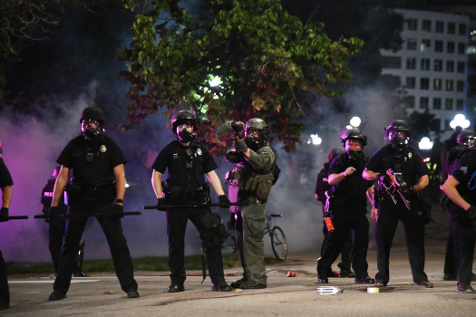 美国数十人带斧头和大砍刀抗议 警方:这是无政府状态