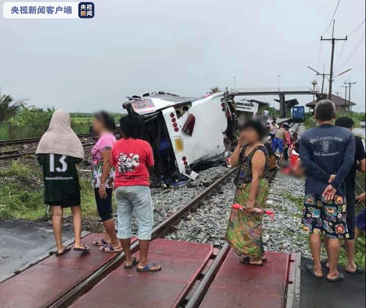 泰国发生火车与客车相撞事故 造成至少18人遇难