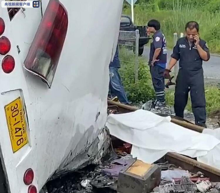 泰国发生火车与客车相撞事故 造成至少18人遇难