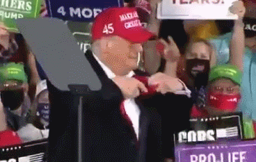 特朗普集会上不戴口罩频繁互动 一把扯下领带扔向观众