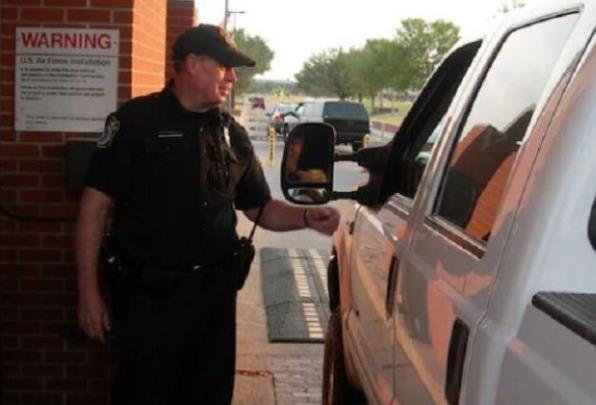 美国一空军基地现可疑包裹 由炸弹嗅探犬发现