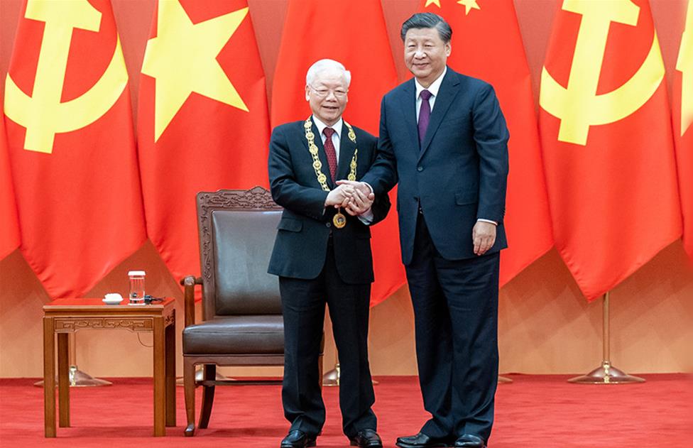 习近平向越共中央总书记授予“友谊勋章