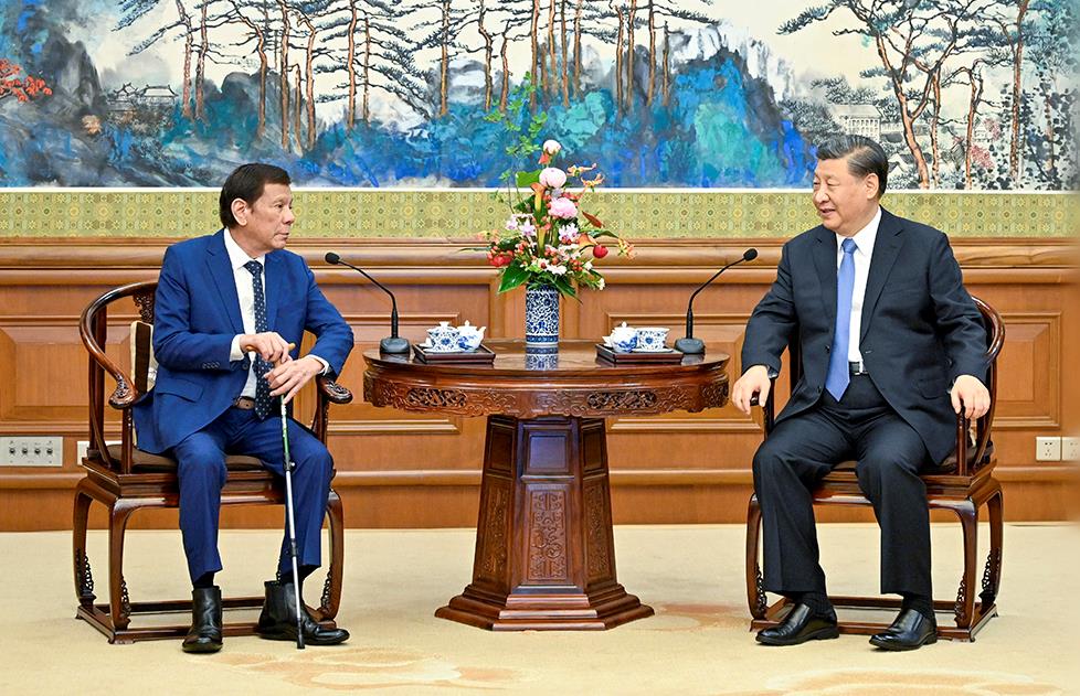 习近平会见菲律宾前总统