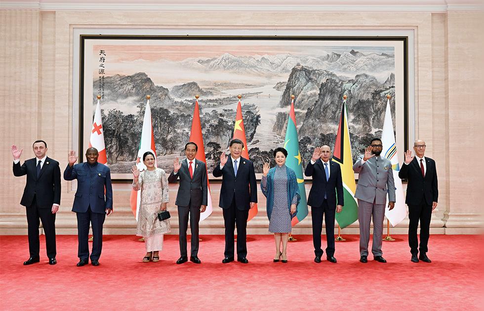 习近平和彭丽媛为出席成都第31届世界大