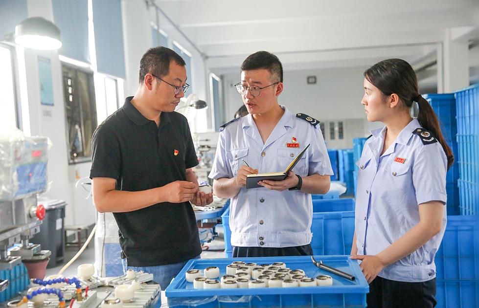 <b>加大税费减免力度、延长政策有效期 全</b>