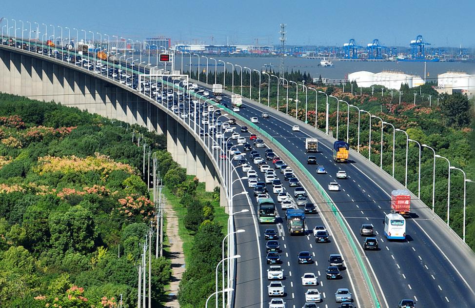 返程客流增长 交通部门加强组织做好地